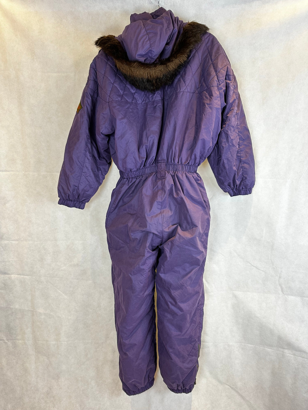 Vintage Skioverall  in lila mit fell an der kaputze