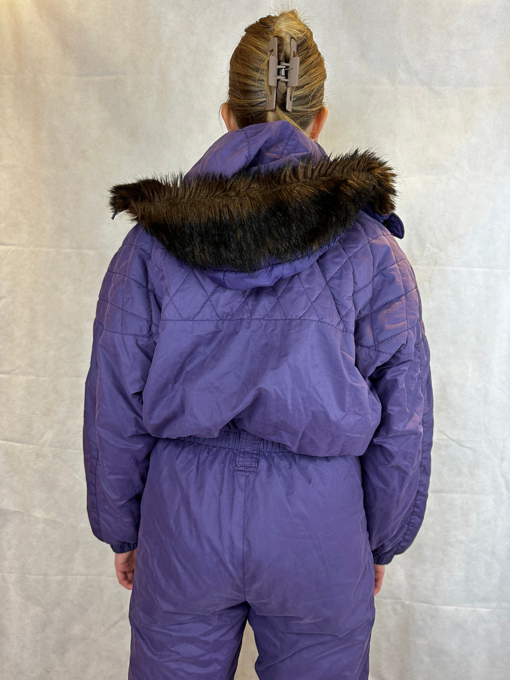 Vintage Skioverall  in lila mit fell an der kaputze